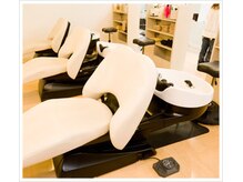 ソファがフラットになり、ゆったりとシャンプーができます。