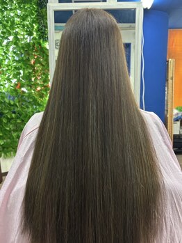 カラーを繰り返したダメージ髪へ。長年蓄積した汚れをリセットし、絹のような潤ツヤ髪へ！カラー定着もUP*