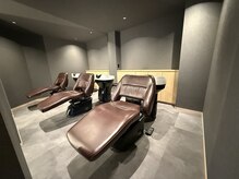 パル アット ラナイ(PaL at Lanai)の雰囲気（落ち着いた照明の中、上質なシャンプー台が並ぶ癒しの空間）