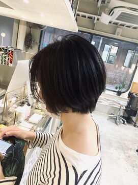 ルーカス(LUCAS) シルエットがキレイなショートボブ