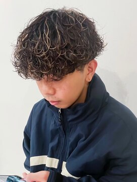 ウェイビーエフティフィフス 横浜西口(WAVEY ft.fifth) ツイストスパイラルパーマ波巻き無造作刈り上げ前下がりマッシュ
