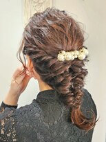 サーティーン(THIRTEEN)&nbsp;結婚式お呼ばれヘアセット♪セミロング人気の編み下ろし《30代》