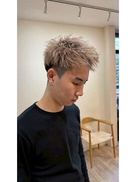 シフト(SHEEFT) ハイトーンカラーブリーチカラースパイラルパーマメンズカット
