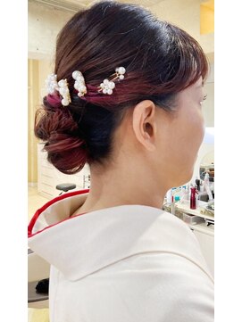 マニス(manis) 入学式のヘアセットインナーチェリーレッド編み込みお団子ヘア