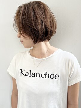 オーソ(AUTHO) 前髪/ショートヘア/斜めバング/グレージュカラー/丸型 a