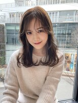 ミラ(MIRA)&nbsp;ミディアムスタイル／レイヤーカット／センター分け／梅田美容室