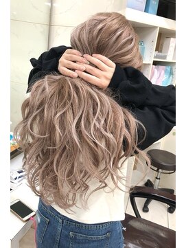 リア 大阪梅田(Ria) ～グレージュ ハイライトシールエクステ～【Ria 大阪 梅田】