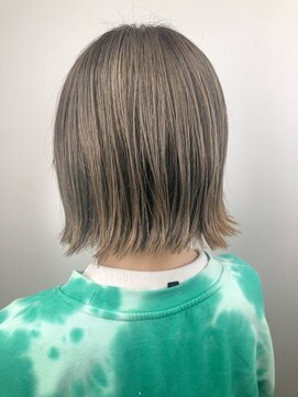 オンザ(ONTHE) アッシュベージュ 外ハネボブ