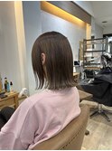 パツっとラインの外ハネボブとベージュ系艶ヘアカラー