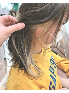 スピンヘアーフラッフィ 茨木(Spin hair fluffy) ミルクティーのインナーカラー/顔周りレイヤー/髪質改善