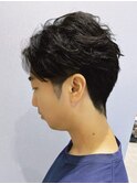 【トレンド】フェザーパーマ×低めツーブロック大人ショート
