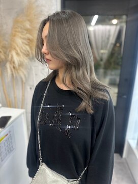 リア(riah) 韓国レイヤー/くすみ/アッシュグレー/透明感/立体感ウェーブ