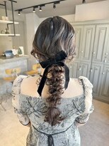 ユヌ(Une) 結婚式参列お呼ばれヘアセット編み下ろしヘアアレンジヘアメイク