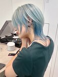 ショートウルフカットアイスブルーカラーブリーチハイトーン