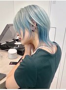 ショートウルフカットアイスブルーカラーブリーチハイトーン