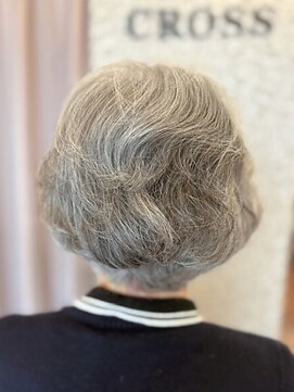 クロス(CROSS) グレイヘア/くせ毛を活かす/60代70代/ミセスヘア