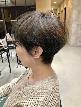 ザ シー 橋本(The C) 丸みのある耳だしショートヘア