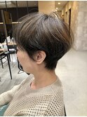 丸みのある耳だしショートヘア