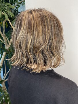 ステア ケース(stair case) 地毛を活かしてコントラストを作るハイライトスタイル