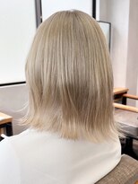 ミュラ(mulah)&nbsp;ハイトーンカラーホワイトベージュ＊外ハネミディアムヘア