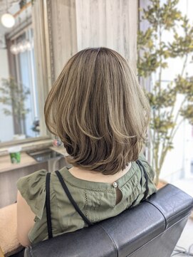 プレジール (Plaisir) 脱白髪染めミルクティーベージュ白髪ぼかしレイヤーカット