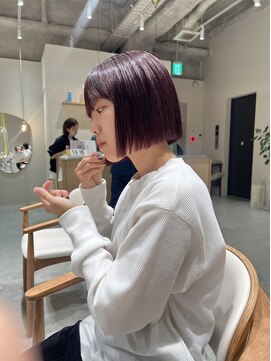 キチ(kici) カシスカラーと切りっぱなしボブ