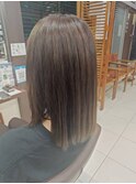 暗めグレージュ