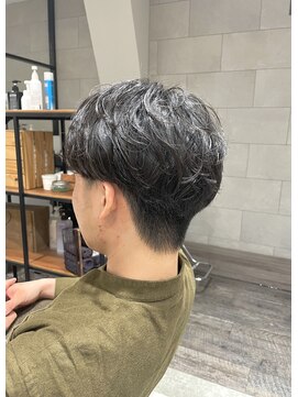 ビヨウシツ ポスタ くせっ毛風パーマ×センターパート