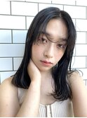 透けるダークトーンカラー×ぷつっとミディアムヘアー
