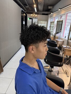 アイズ 海老名(AIZU) ツイストスパイラル　波巻き　アップバング　ピンパーマ　眉毛