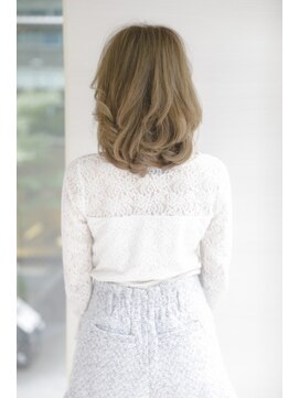 アフロディーテ ギンザ 秋葉原店(APHRODITE GINZA) 外ハネボブ/セクションカラー/ペールベージュ/秋葉原