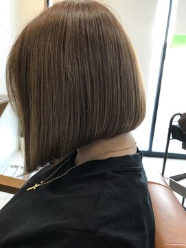 ロッティ(Lotti) 前下がりボブ