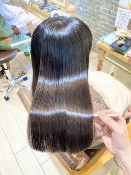 プラグ バイ ネオリーブ(plug by neolive) 髪質改善　美髪　艶髪　酸熱トリートメント m i o.