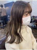 チラリと見えるミルクティーカラー