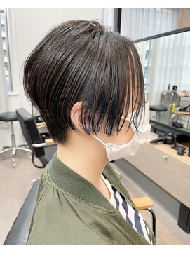 ユノ(juno) 前下がりラインのハンサムショート！ブルーインナーカラー