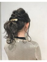 ヴァンクシー バイ ルナ(VANKCY by Luna) ねじねじ くるりんぱ ウェーブ ポニーテール 結婚式 二次会 ラフ