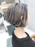 バレイヤージュアッシュカラーツヤ感ノーブル前下がりショート