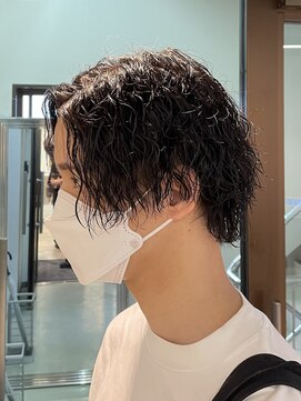 コワファーストナガサキシャンプーボーイ(COIFF1RST NAGASAKI SHAMPOO BOY) センターパート　ツイストスパイラル