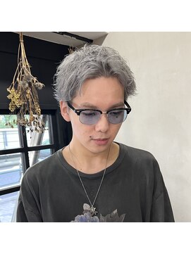 トリコ(ToricO) ブリーチデザイン/グレー/フェザーショート