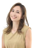 丸顔さんも大人っぽくくびれミディアムハイライトベージュ