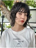 黒髪くびれミディアムパーマスタイルクセ毛風ヘアスタイル