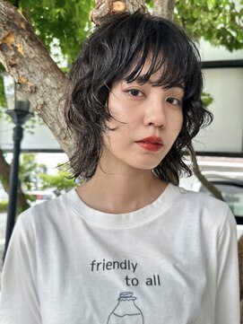 カムジーヘッドカミノウラ(COMEGHEAD KAMINOURA) 黒髪くびれミディアムパーマスタイルクセ毛風ヘアスタイル