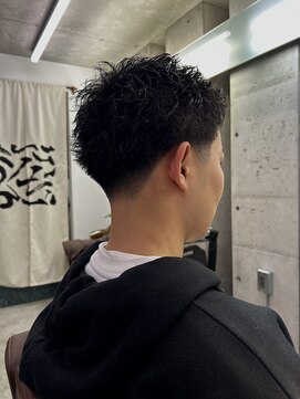 テーパーフェードスパイキーショート刈り上げメンズカット