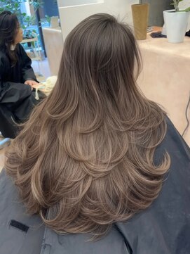 ヌエン 渋谷(NU/EN) 透明感ショコラグレージュのバレイヤージュ/バタフライレイヤー