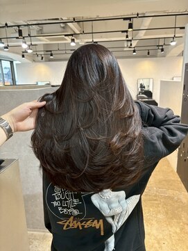 メリー オオサカ(Merly Osaka) 暗髪でもカットで垢抜け！海外レイヤーカット