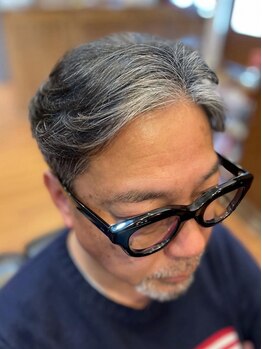 白髪をしっかりカバーしながら真っ黒には染めずに◎白髪を活かしたカラーで、オシャレな大人の魅力を♪