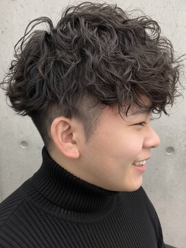 トゥルートラスト オムオム 甲府和戸(True Trust HOMME HOMME) メンズ ツーブロック×ツイストスパイラルパーマ マッシュ