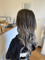 ヘアーコンセプト(HAIR CONCEPT)&nbsp;シルバーグレージュのグラデーションエアリーロング