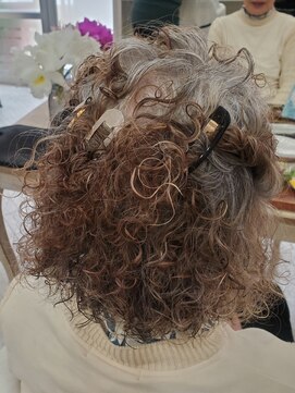 丹下陽子美容室 白髪を活かしたデザイン