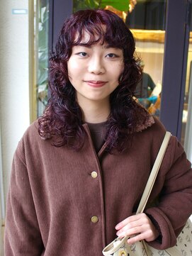 オーオ シカシカ(OOO YY) 動きがしっかりと出るレイヤーパーマ×上品なワインレッド